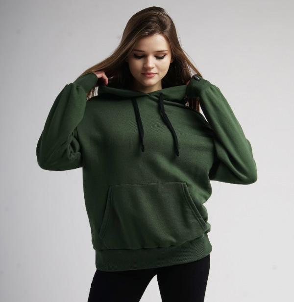 Hoodie dengan aksen tali rumbai di bagian kerah